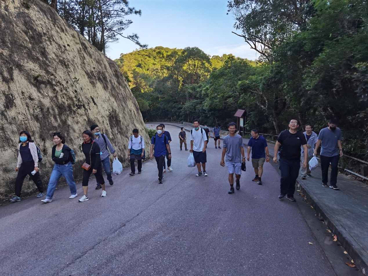 公益发书架由J9集团公司在社区扩散阅读